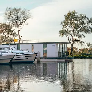 4* Botel Homeboat Glamping